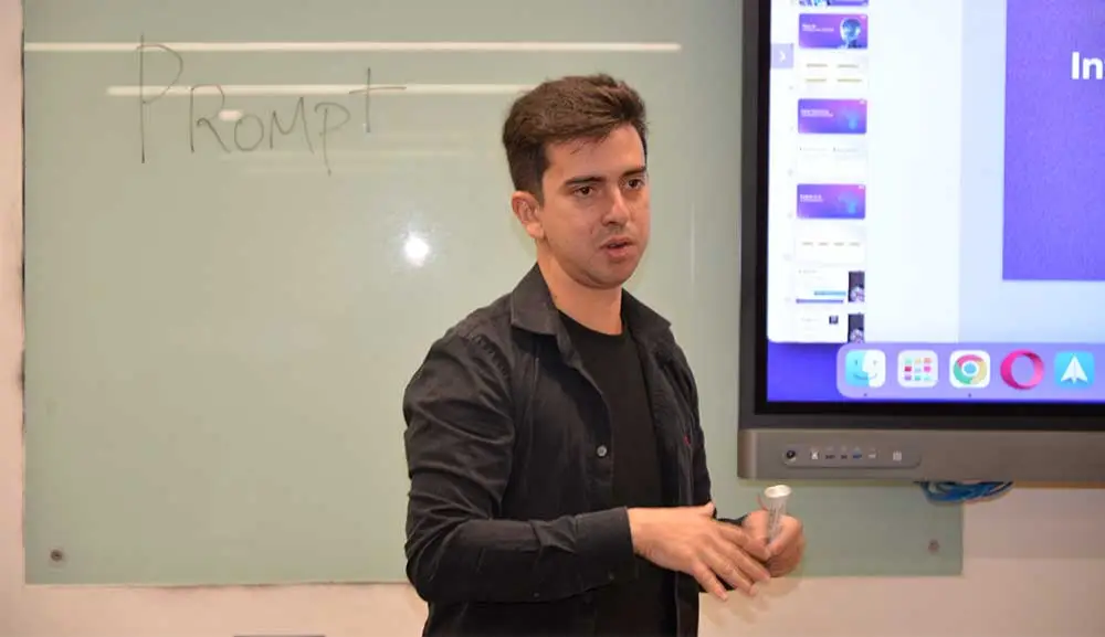Vinicius Covas impartiendo formación sobre IA en un aula de la Universidad Anáhuac.