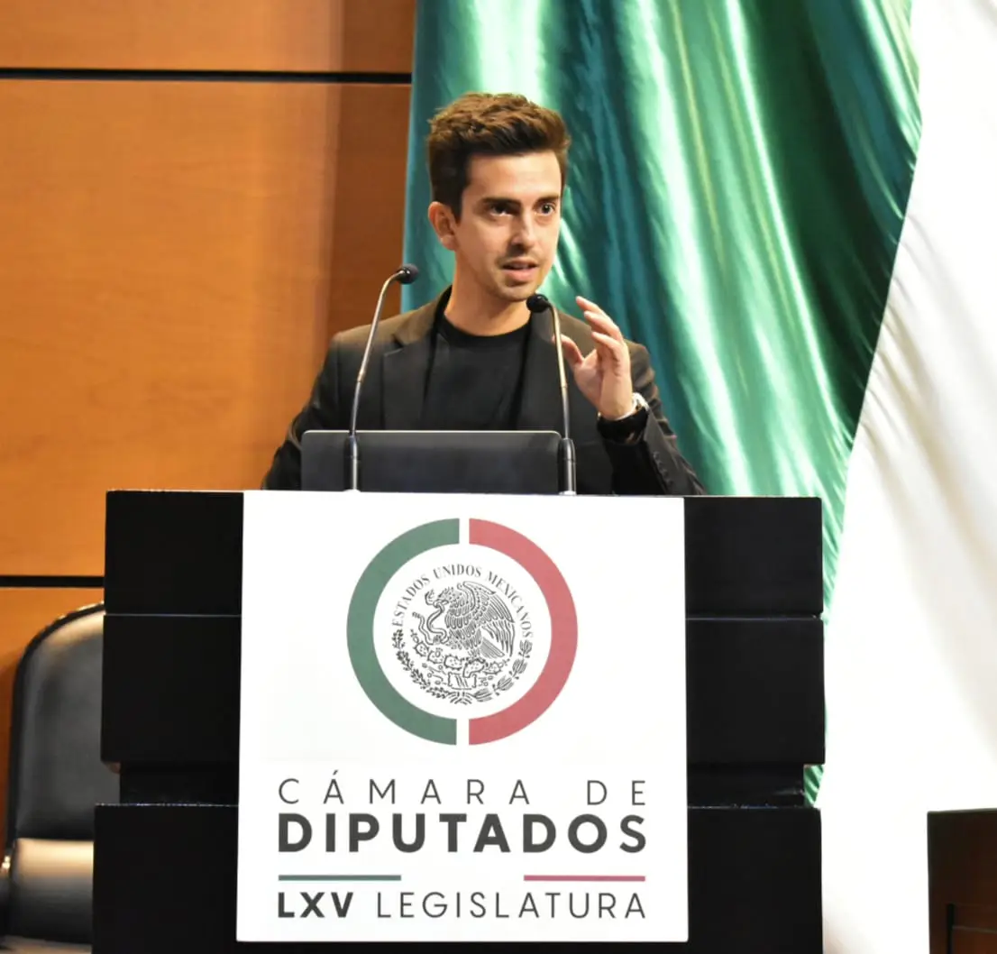Vinicius Covas hablando desde el atril del Palacio Legislativo de San Lázaro.