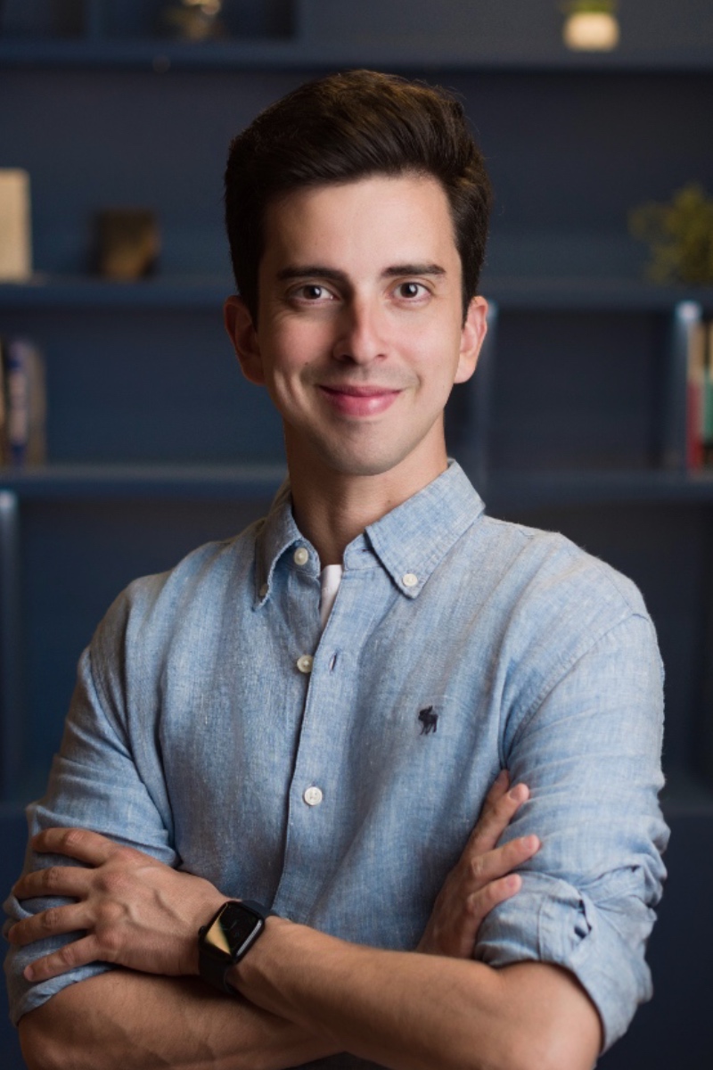 Retrato de Vinicius Covas con camisa azul.