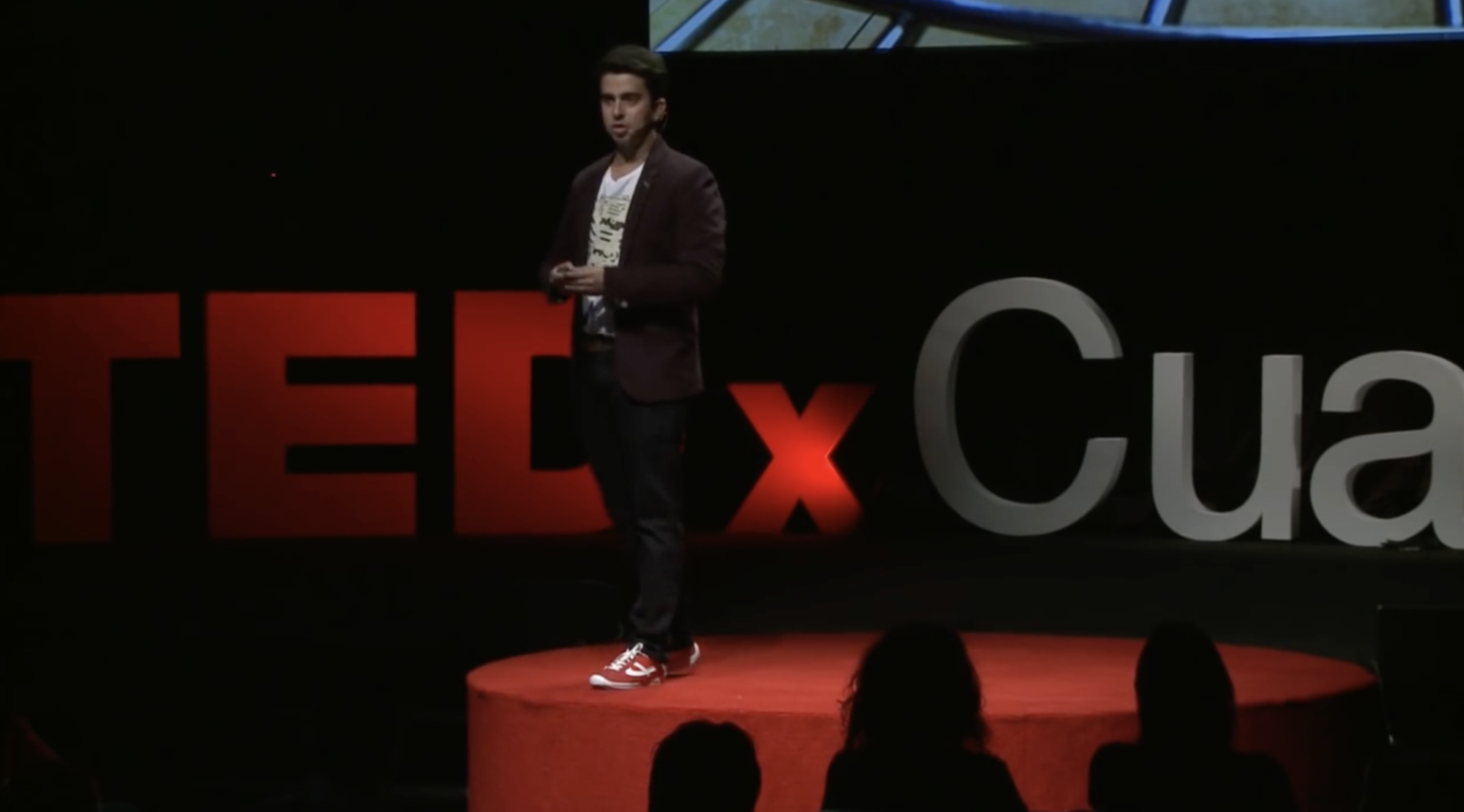 Vinicius Covas en el escenario de TEDxCuauhtémoc. Fotografía del escenario completo.